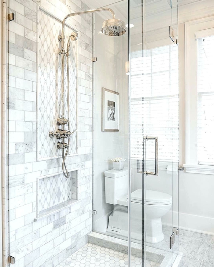 baño con ventanas grandes con persianas, mármol, decoracion gris y blanco, ducha plateada con efecto lluvia, mampara de vidrio, fotografia en blanco y negro sobre el vater, ideas baños pequeños