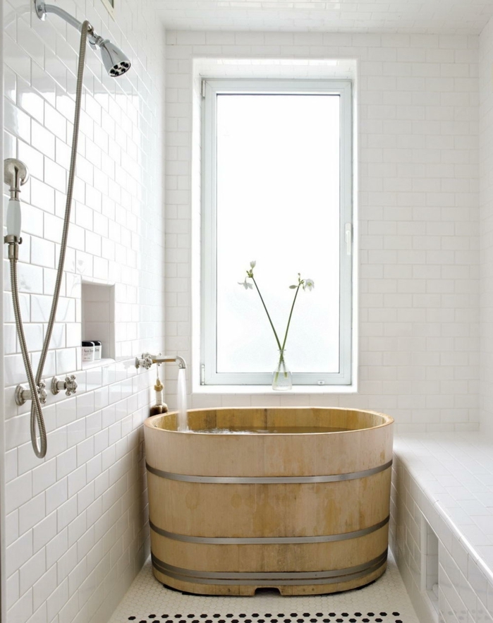 baño en estilo japonés, luz natural, ventana con vidrio mate, baldosas blancas, bañera de madera, pared con nicho, decoracion baños pequeños