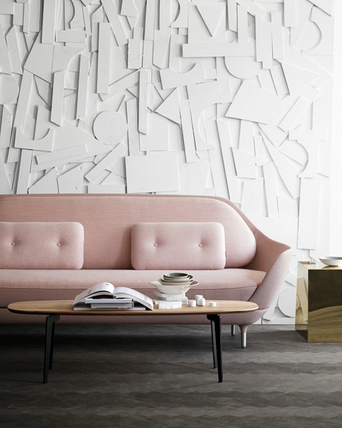 combinación de rosa, gris y blanco, pared con moldura de letras, habitacion gri y blanca, sofá elegante rosado, mesa ovalada de madera, alfombra