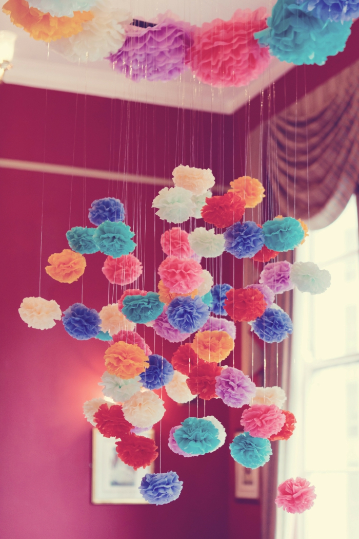 preciosa decoración para la casa, como hacer pompones pequeños en forma de flores, guirnalda de flores colgante