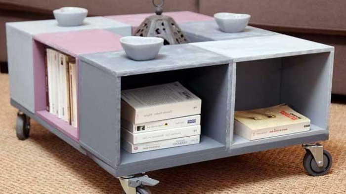 mesa baja hecha de cajas de frutas con ruedas, decorar cajas de madera paso a paso, muebles DIY para un interior vintage