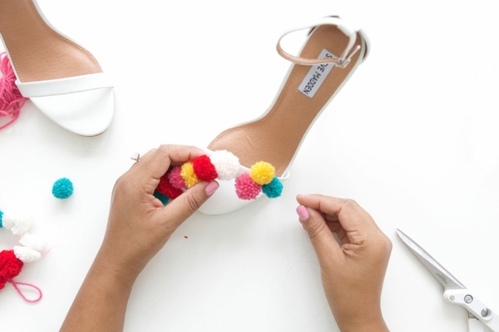 técnicas sobre como hacer pompones pequeños, decoración original para tus zapatos, pompones pequeños en blanco, rojo, amarillo y rosado 