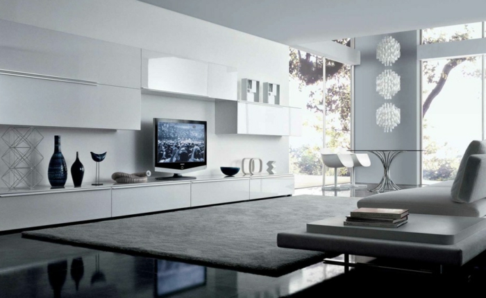 ambiente moderno decorado en blanco y gris, muebles de salon modernos de diseño, grandes ventanales y preciosos objetos decorativos 
