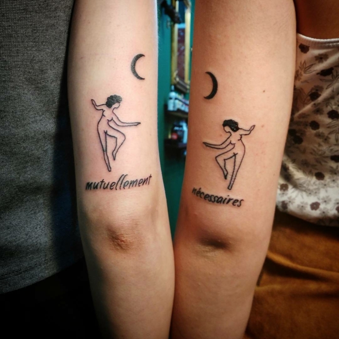 tatuaje en la parte trasera del brazo, simbolos que signifiquen familia, diseño con texto y figuras de mujeres desnudas