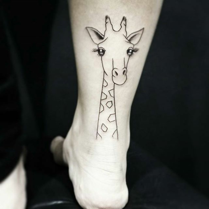 tatuaje tobillo, diseño para hombres o mujeres, girafa con pestañas largas, imagen estilizada, tatuajes minimalistas