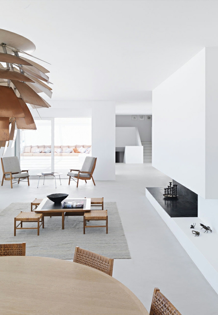 grande y luminoso salon decorado en blanco con muebles de madera en beige, decoracion salon en estilo minimalista con paredes vacias
