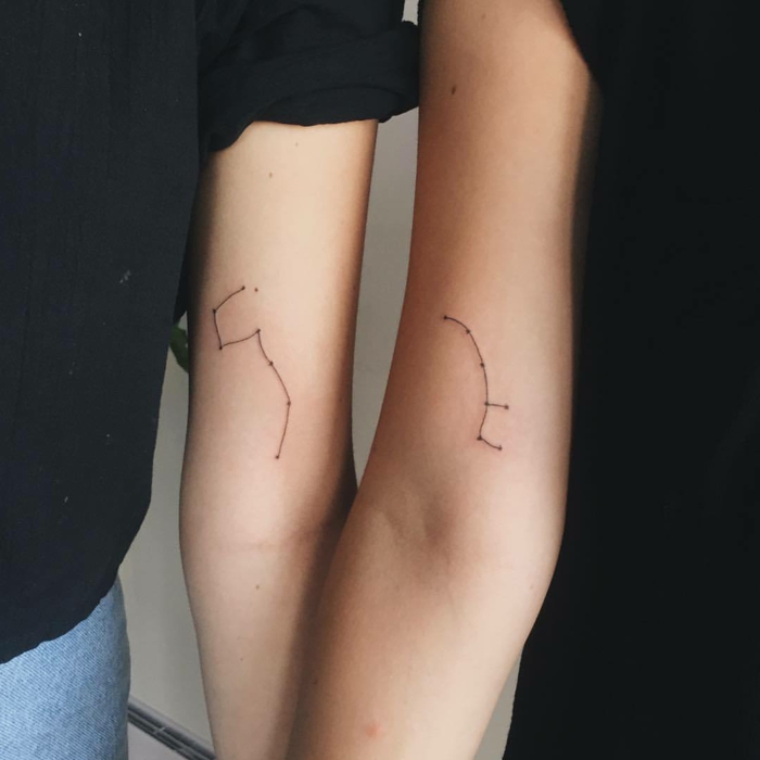 tatuajes de hermanas, tatuaje brazo mujer, tatuaje geométrico tipo constelación, diseño diferente en los dos brazos