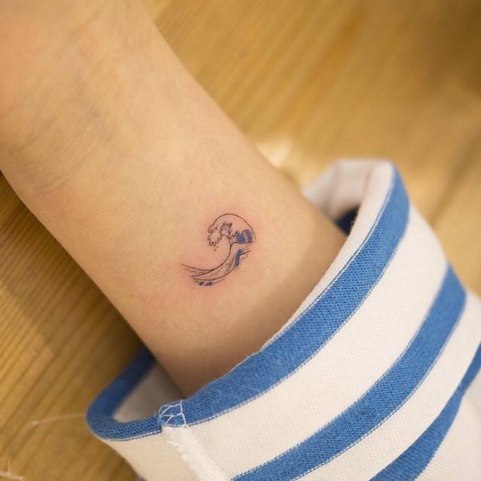diseño de tatuaje para amantes del mar, manga rayada en azul y blanco, tatuaje en el antebrazo, onda de mar, mini tatuajes