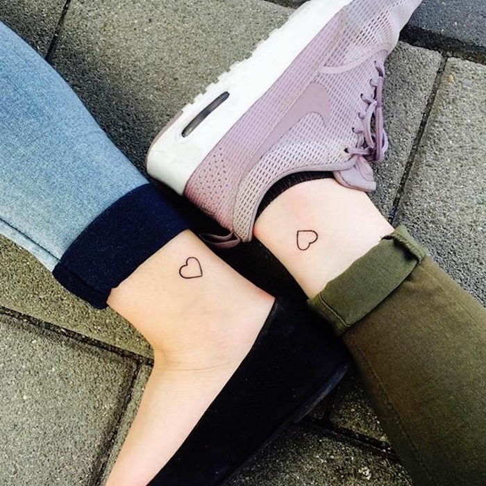 hermanas con tatuajes iguales, corazon en el aquiles, tatuajes minimalistas, simbolo de familia, zapatillas lila nike, zapatos negros