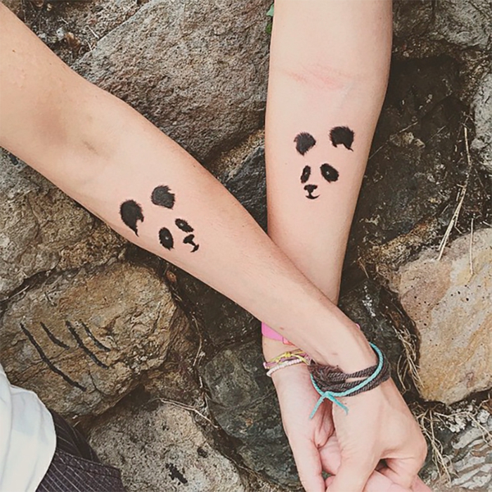 simbolo de familia, idea de tatuajes para hermanas, estilo acuarela en negro, cabeza de panda en el antebrazo, manos con pulseras hippie