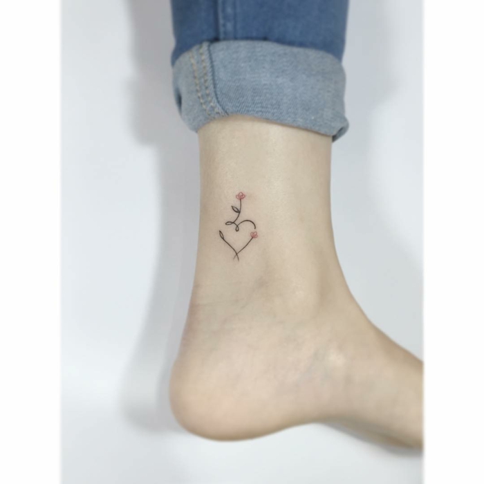 tatuajes pequeños mujer, simbolo de amor, tatuaje en el tobillo, corazon con flor, negro rojo, pierna en jeans
