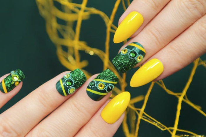 ideas extravagantes para el diseño de tus uñas, manicura ideal para el verano, uñas de gel decoradas en verde y amarillo 