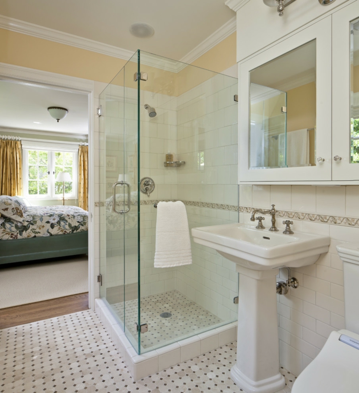 baño junto al dormitorio. decoracion clasica, ducha de obra, armario con espejos, cuartos de baño pequeños, habitacion matrimonio