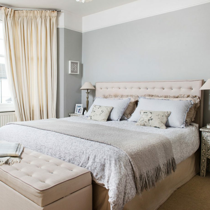 dormitorio para parejas, cama doble, cabecero rosado en capitoné, cortinas beige, paredes en gris y blanco, habitacion gris, 