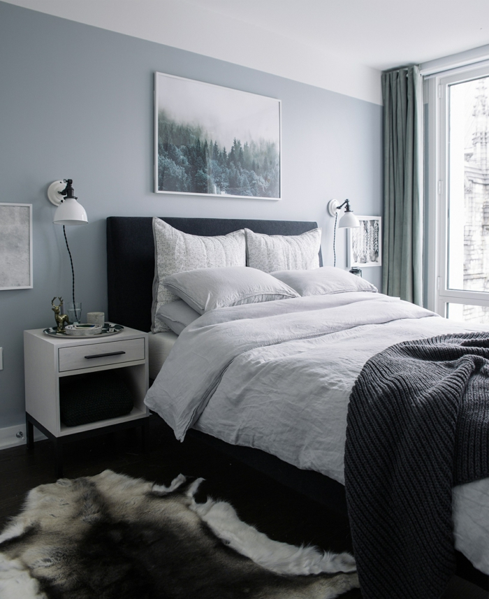 dormitorio matrimonio pequeño, gris azulado, ventana grande, cama doble, tapete piel de vaca, colores que combinan con gris