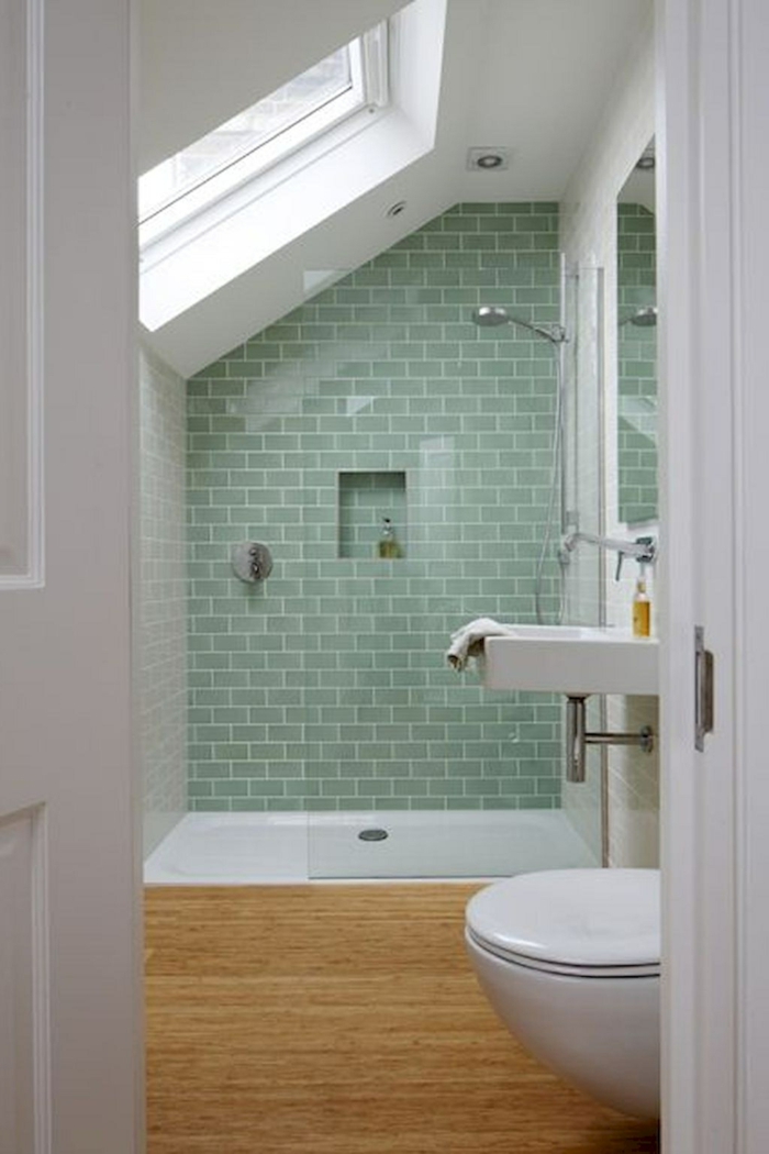 ideas baños pequeños, baño en la buhardilla, ventana en el techo, pared de acento en verde menta, ducha con plato, mampara de vidrio