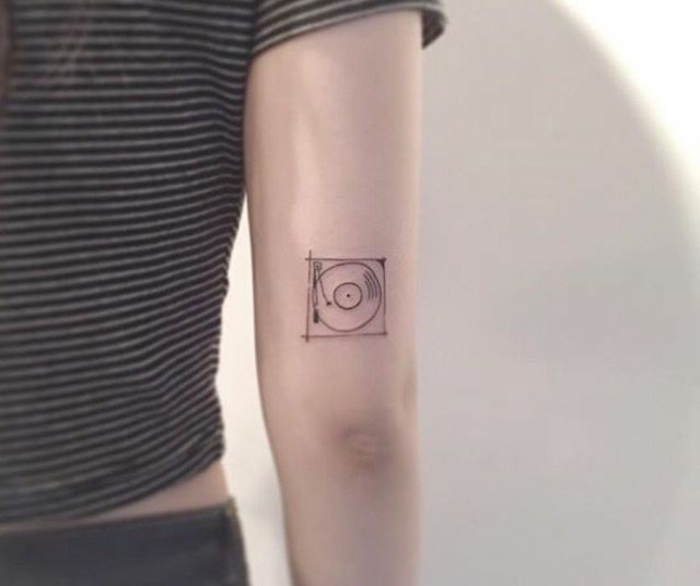 idea para amantes de la musica, tattoo pequeño en la parte posterior del brazo, elepé reproductor, tatuajes pequeños