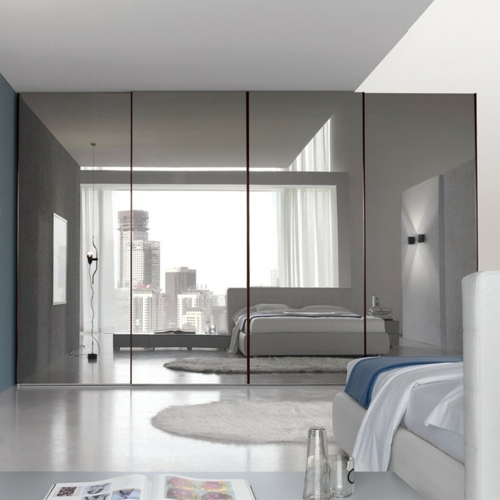 ideas con espajos plateados, grande armario con puertas con espejos, bonito dormitorio en colores claros 