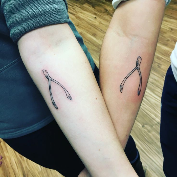 tatuaje recién hechas en el antebrazo, idea para hermanas, simbolos que signifiquen familia, imágenes de espoleta