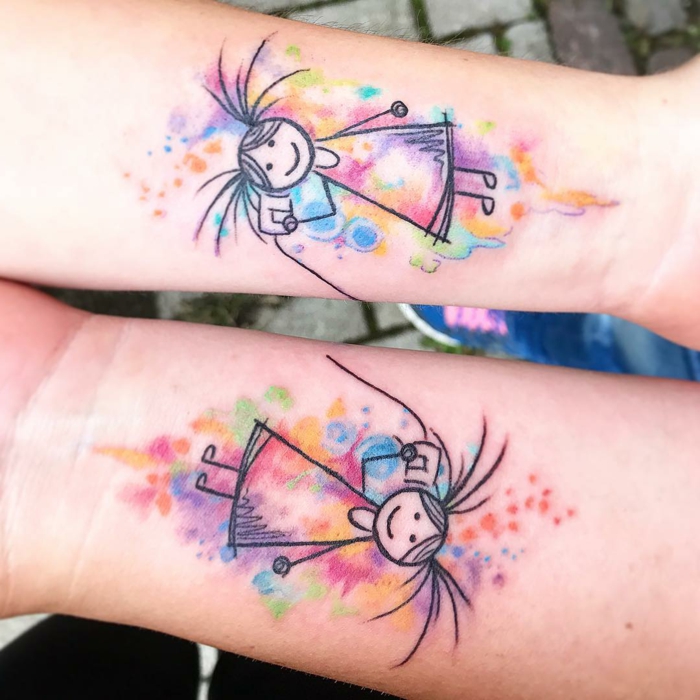 idea de tatuajes que se complementan, niñas estilo dibujo infantil con manchas multicolor acuarela, tatuajes en en antebrazo, tatuajes familia símbolos