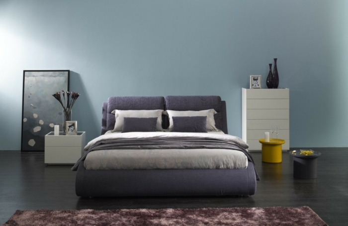 dormitorios matrimonio, decoracion minimalista, pared en gris azulado, cama lilá, suelo laminado con tapete