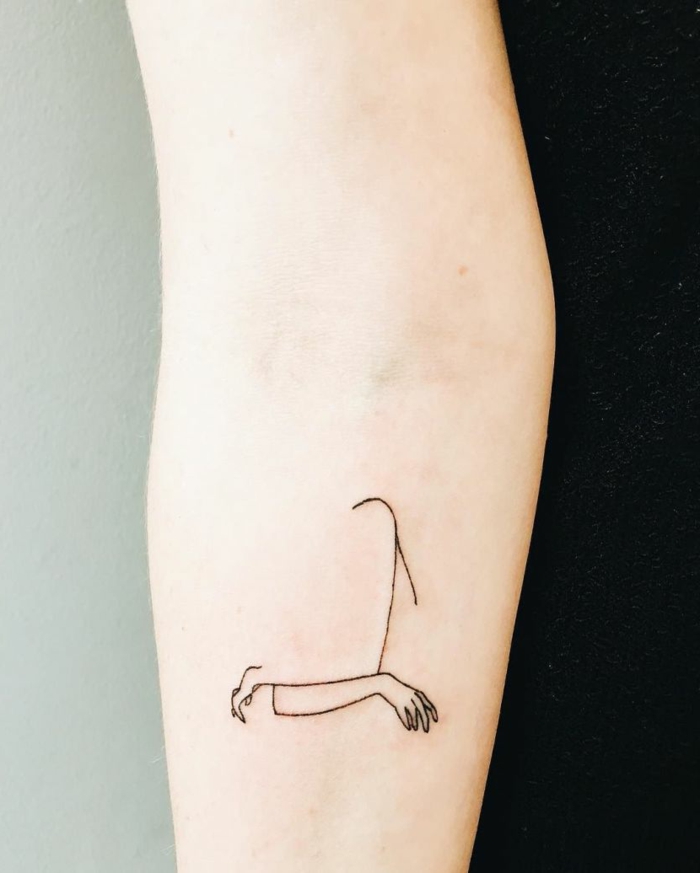 imagen surrealista simple de lineas negras representando brazos cruzados, tatuaje en el antebrazo, tatuajes chicos, 