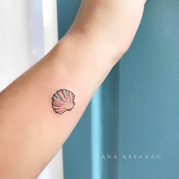 tatuaje de color con concha de mar, parte interior del brazo, diseño original, tatuajes pequeños