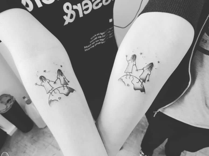 tatuaje inspirado en el Principito, hermanas de la mano sobre un planeta, imagen en blanco y negro, tatuaje en el antebrazo, tattoo hermanos