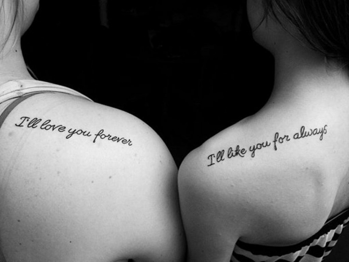 foto en blanco y negro, simbolo de familia, frases en cursiva, tatuaje en el hombro, promesa de amor eterno
