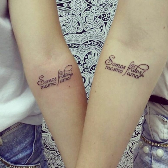 tatuaje en el antebrazo mujeres, frase en cursiva negro, somo fruto del mismo amor, tatuajes para hermanas