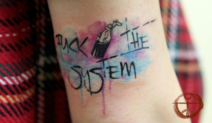 tatuaje rebelde con texto y coctel molotov, manchas de color azul y rosado estilo acuarela, tattoo en la muñeca, fuck the system