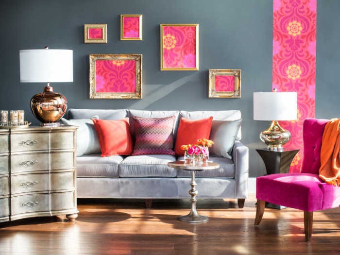 salon en gris y rosado, decoracion habitacion, salon pequeño, mesita redonda baja, marcos dorados, gris pizarra, sillon con patas de madera