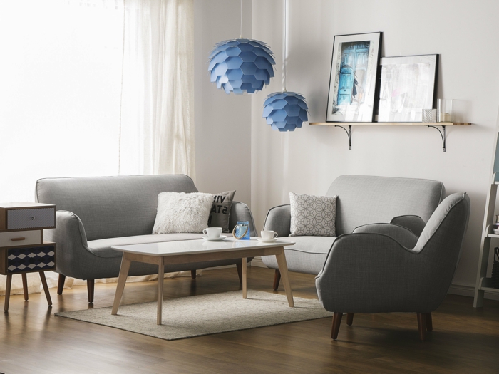 decoracion escandinava, colores que combinan con gris, muebles vintage, mesa de madera clara, lamparas azules, estante con cuadros