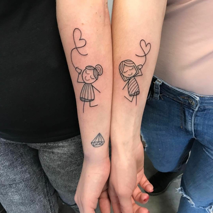 tatuajes de familia, hermanas con tatuajes similares en el antebrazo, niñas con teléfono y corazón, tattoo estilo dibujo infantil