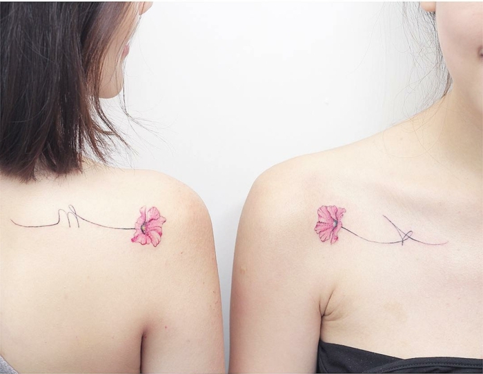 simbolo de familia, tatuajes iguales en la clavícula y la escapula, idea de tatuajes para mejores amigas o hermanas, amapola rosada estilo acuarela