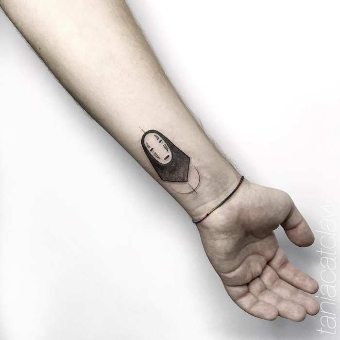 diseño de tatuaje original moderno geométrico para hombres, cabeza de personaje imaginario, tatuajes en la muñeca, mano con pulsera de hilo