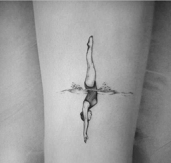 tatuajes con significado, diseño original, tatuaje blanco y negro, nadadora saltando en el agua, imagen vivida