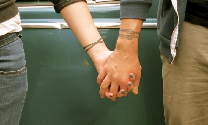 tatuajes parecidos para parejas, tattoo en la muñeca, tatuaje tipo brazalete como cuerta con nudos para él y ella, enamorados que van de la mano