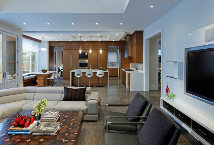 grande espacio con diferentes áreas, salon cocina con barra y sillas de barra modernas, salon cómodo y agradable 