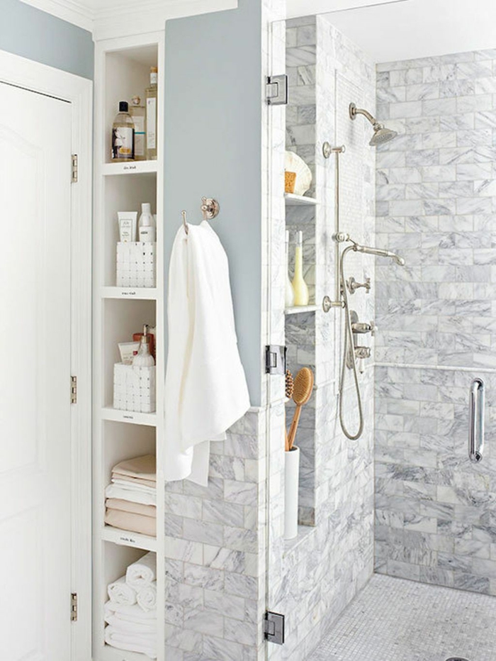 baños pequeños modernos, ideas de decoracion, ducha de obra con puerta de vidrio, paredes con nichos para productos cosméticos y toallas, decoracion gris
