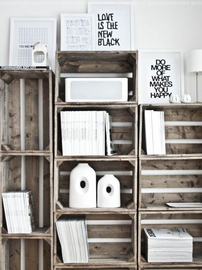 estantería vertical hecha de cajas madera, interior en estilo nórdico, ideas DIY para decora la casa
