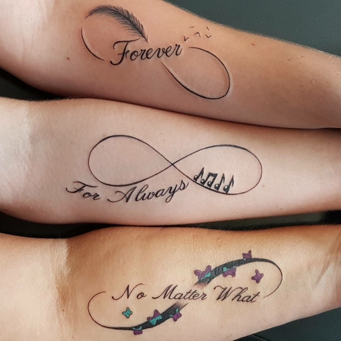 tatuajes parecidos para hermanas en el antebrazo, tatuaje grande con frase y símbolo de infinito, decoración con pluma, notas y mariposas