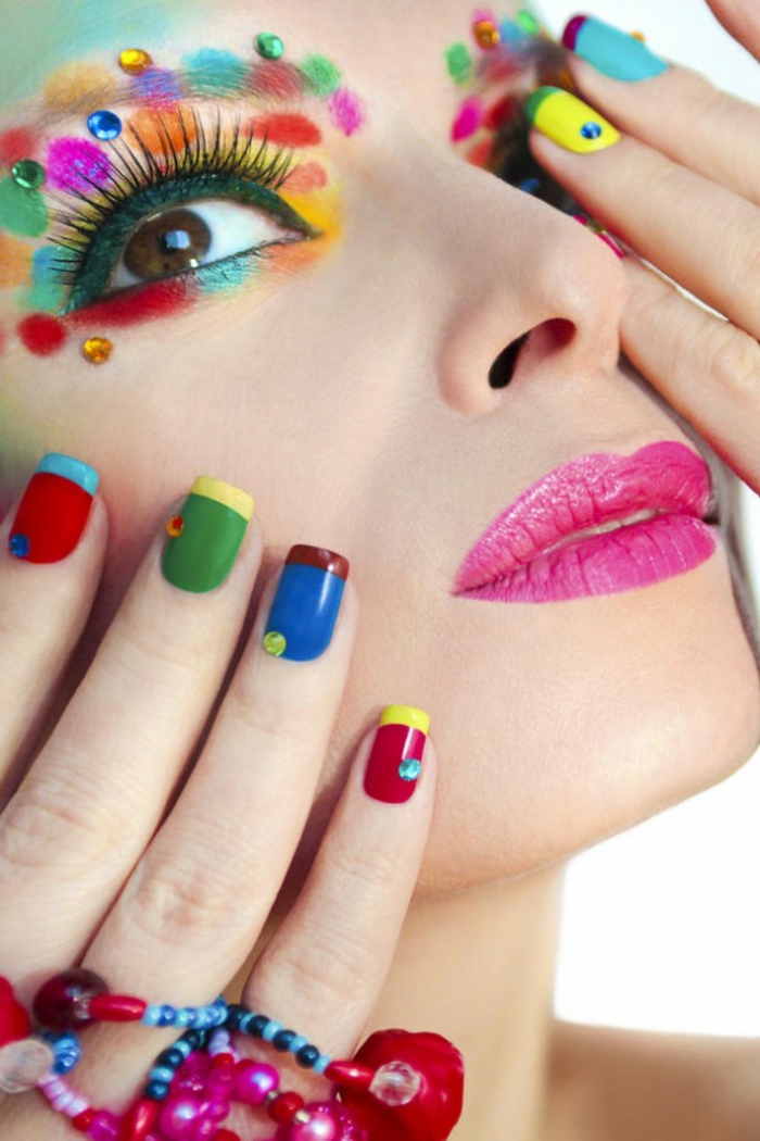ideas de uñas pintadas coloridas, manicura francesa en colores muy extravagante, maquillaje atrevido 