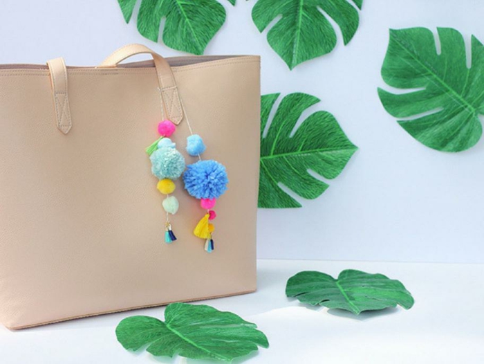cómo hacer pompones de lana, precioso bolso decorado con pompones DIY, pelotas de hilo en diferentes colores 