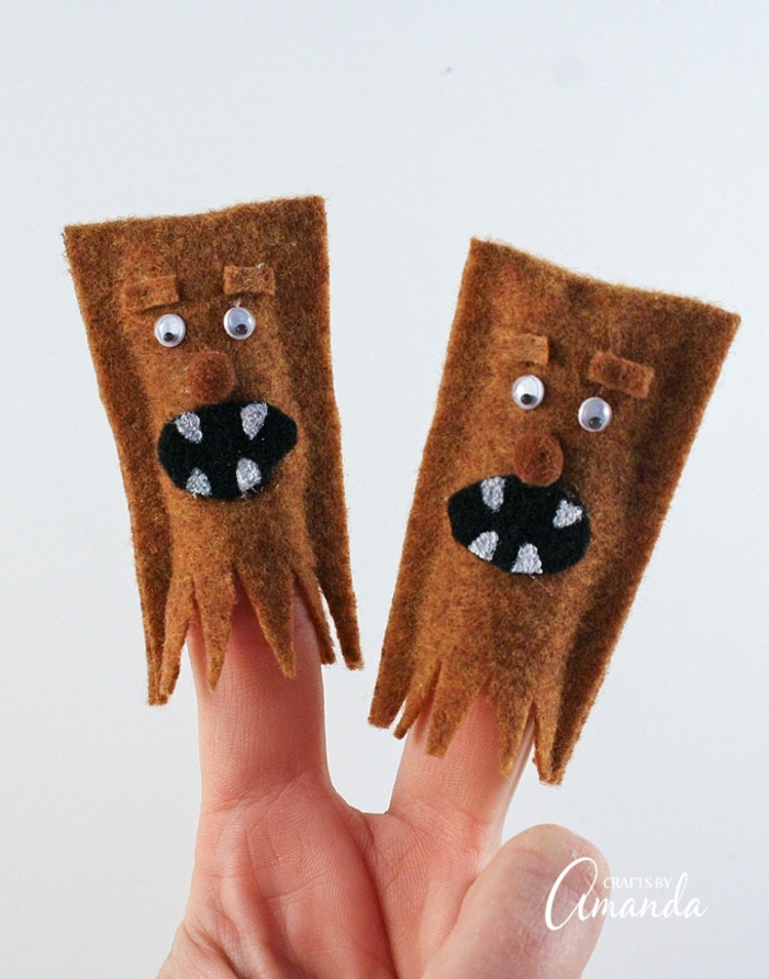muñecas dedo decorativas hechas de fieltro en color marrón, muñecas de fieltro para regalar a tu niño 