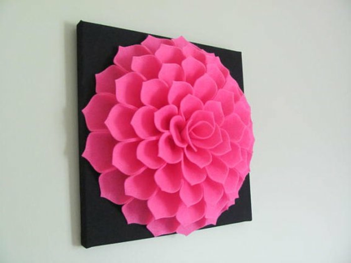 manualidades fieltro para decorar el hogar, precioso pano decorativo con grande flor tridimensional en color cyclamen 