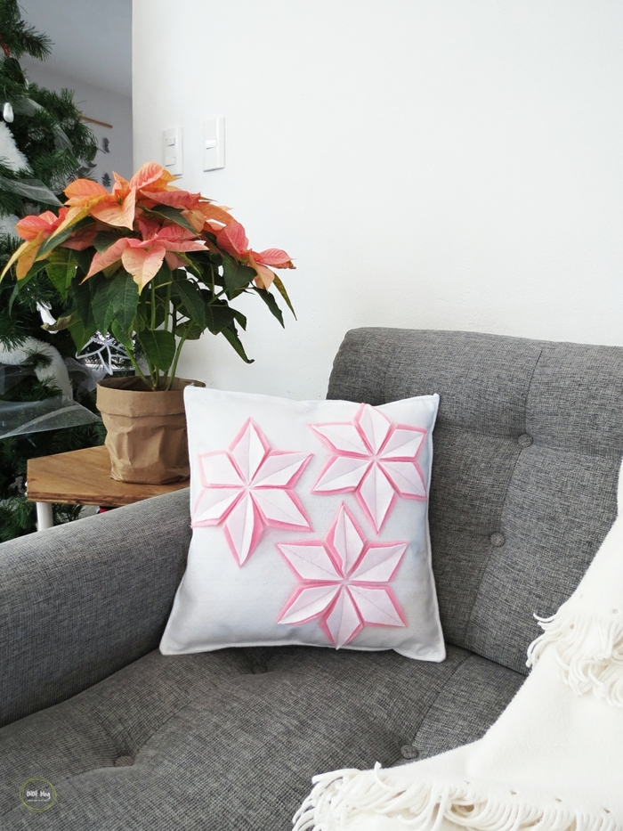 salón moderno decorado de una maceta con estrella de Navidad, manualidades de fieltro faciles de hacer con motivos florales 