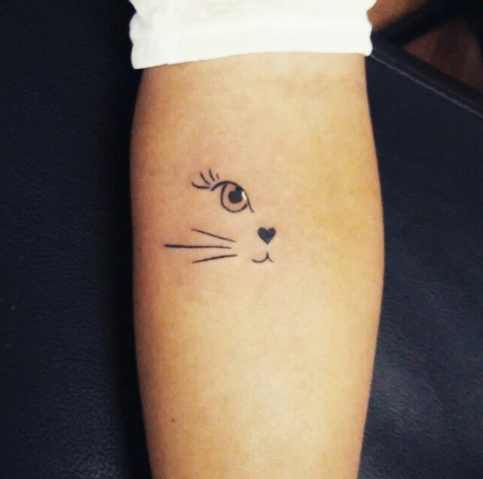tatuaje divertido en el antebrazo, mitad cara de gato con nariz corazon, diseño divertido, tatuajes minimalistas