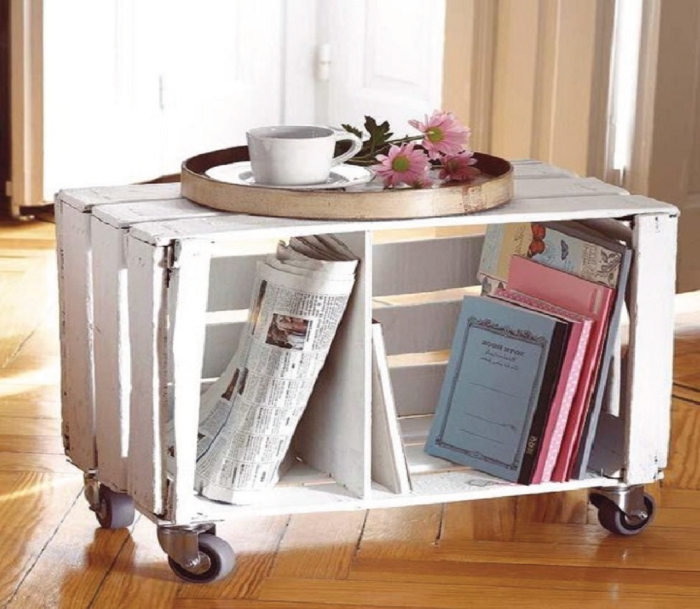 interior en estilo provenzal, pequeña mesa DIy hecha de cajas madera, mesa en ruedas pintada en blanco 