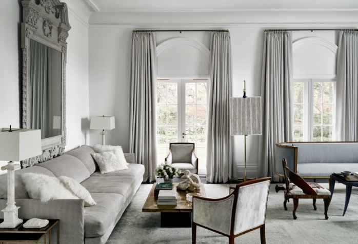 habitación gris, salon lujoso, estilo clásico, gris predominante, sofá con cojines, mesa de madera, ventanales con cortinas